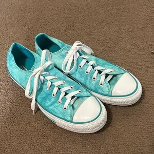 Coverse tennis shoes